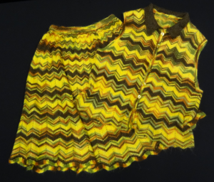 Knitted skirt and sleeveless cardigan suit with horizontal zig-zag stripes