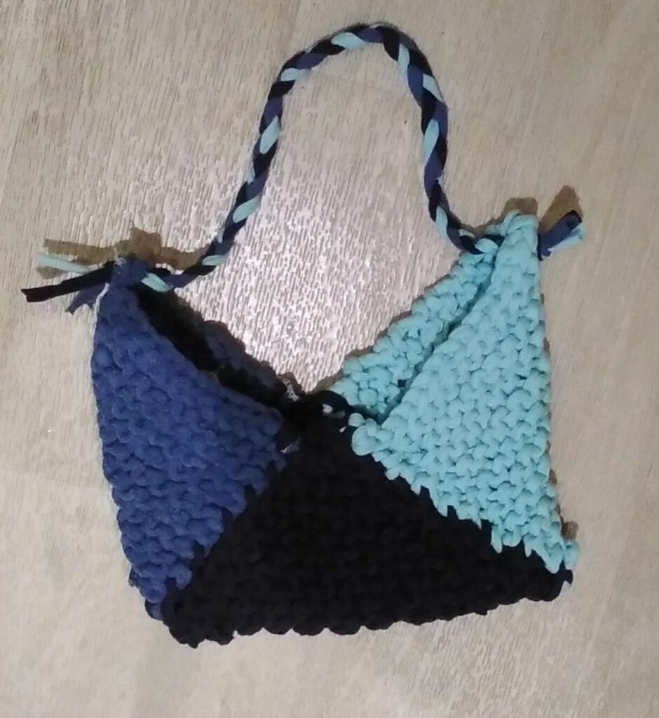 Bag made from T-shirt yarn.